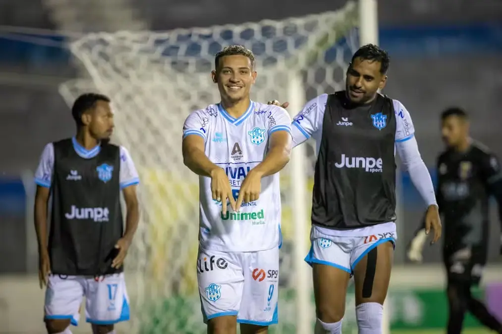 Ex-MAC, Cirilo marca na final e tenta conquistar título da Segundona Paranaense pelo Paranavaí.