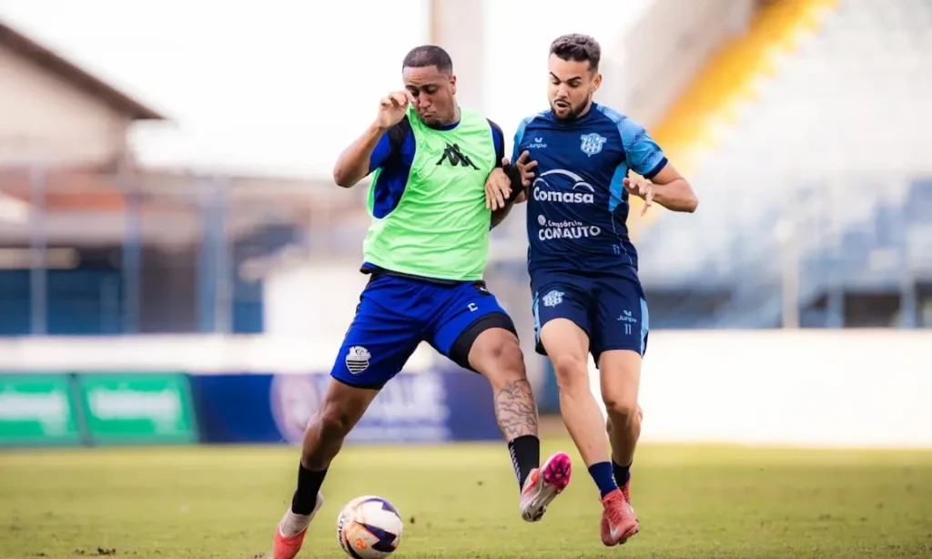 Jogadores de Marília e Comercial disputam lance durante jogo-treino no Estádio Bento de Abreu.