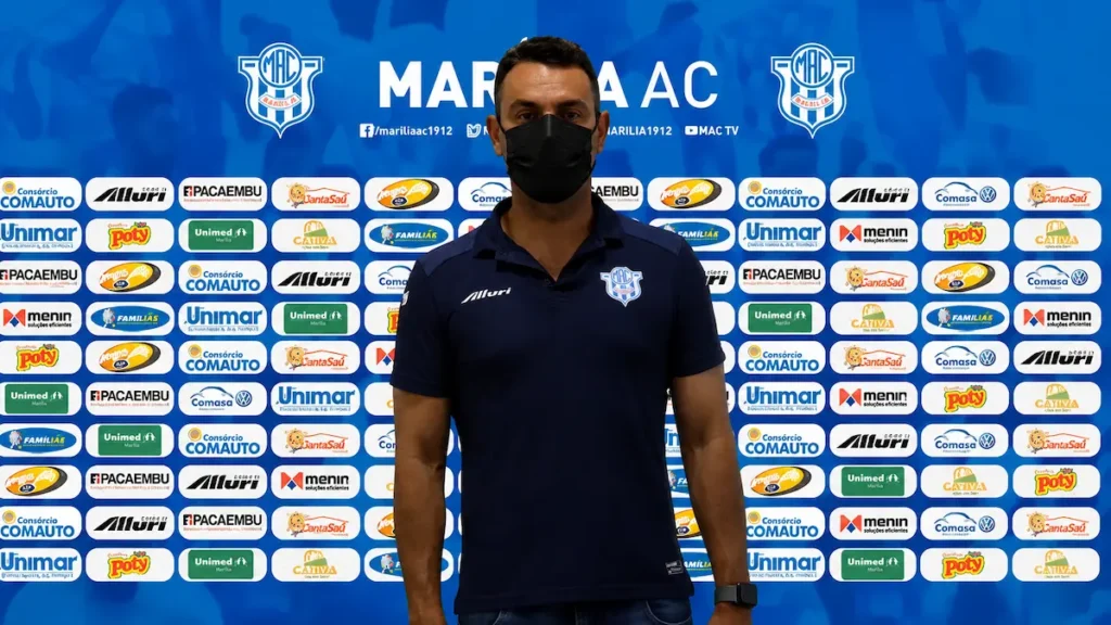Guilherme Alves comandou o Marília na Série A3 de 2021, período em que o futebol ainda seguia os protocolos da pandemia de Covid-19. (Foto: Reprodução/TV TEM).