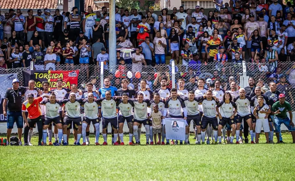Elenco do Vila Barros antes da final da Copa SELJ da 1ª Divisão de 2025 contra o Azaleia, partida que acabou interrompida após uma confusão generalizada envolvendo as duas equipes. (Foto: Facebook / Vila Barros).