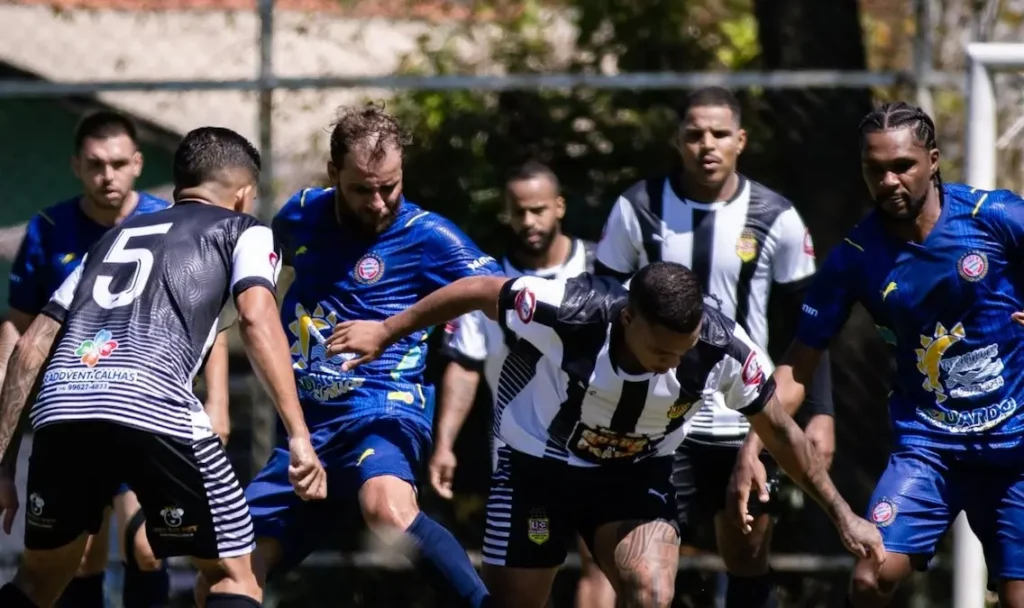 Lance da partida entre Vila Barros e Amigos do Dê pela estreia da Copa SELJ da 1ª Divisão 2026. (Foto: Facebook / Vila Barros).