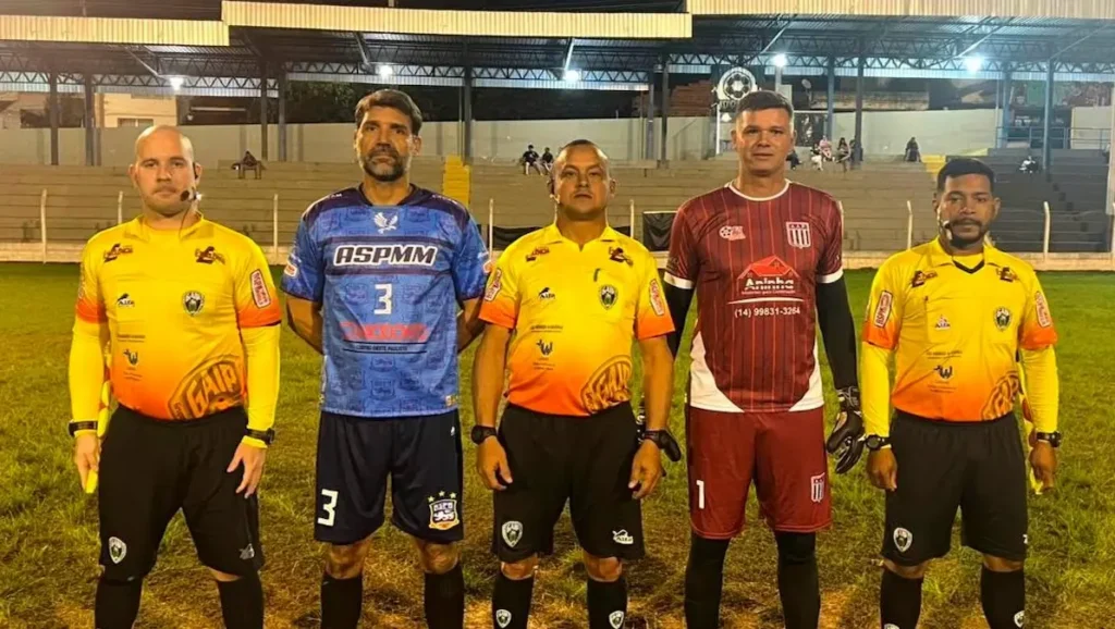 Jogadores com arbitragem da Copa SELJ Super Master em Marília.