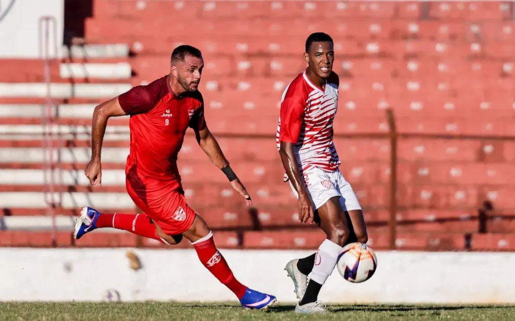 Linense Copa Paulista 2026: Edson Carius comemora o gol da vitória sobre o Noroeste no Gilbertão