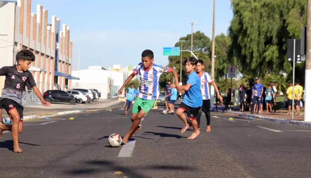 Crianças disputam partidas durante o 1º Campeonato de Futebol de Rua Raiz, em Marília.