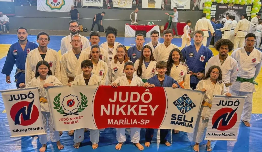Equipe do Judô Nikkey de Marília reunida após conquistar o terceiro lugar geral no Torneio da Festa do Ovo, em Bastos.