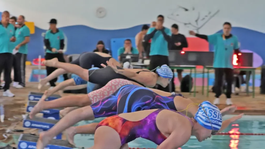 Atletas de Marília comemoram medalhas conquistadas na natação dos Jogos Regionais de Tupã.