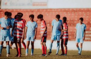 Garotos das categorias de base do Marília em campo durante partida do Campeonato Paulista.