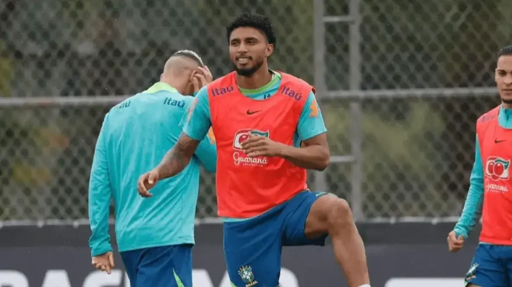 Éderson volante da Atalanta e da Seleção Brasileira durante partida internacional.