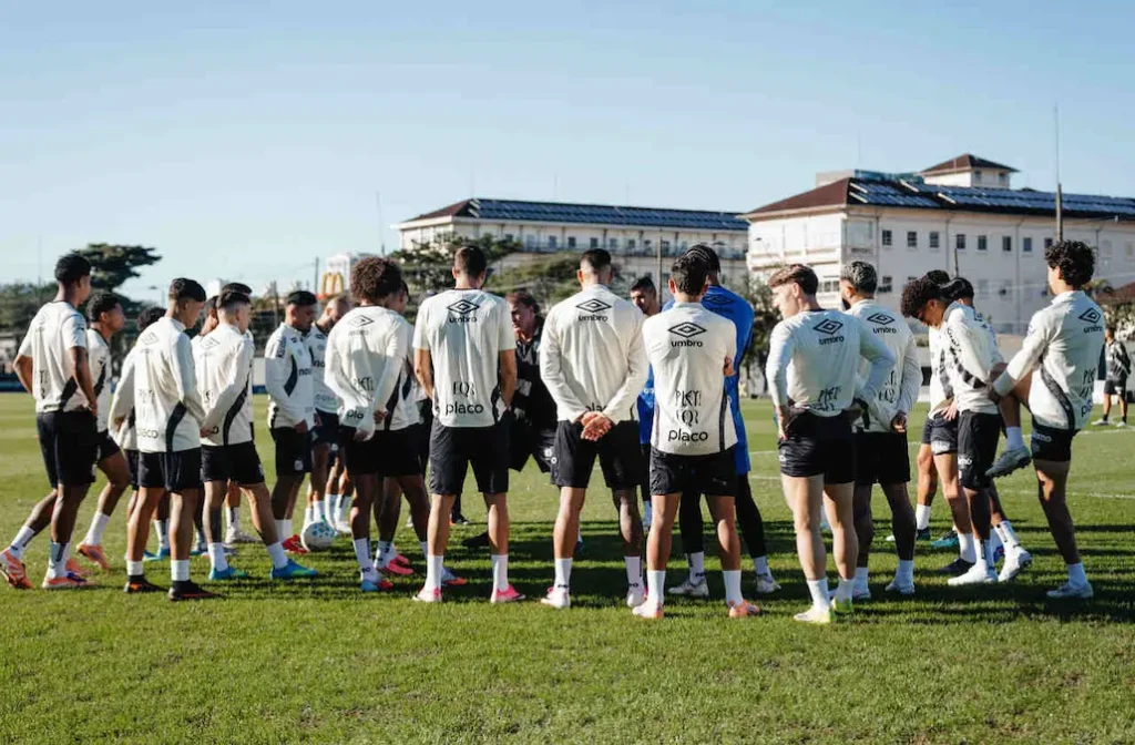 Jogadores de Botafogo e Santos em confronto pela 19ª rodada do Campeonato Brasileiro 2026.
