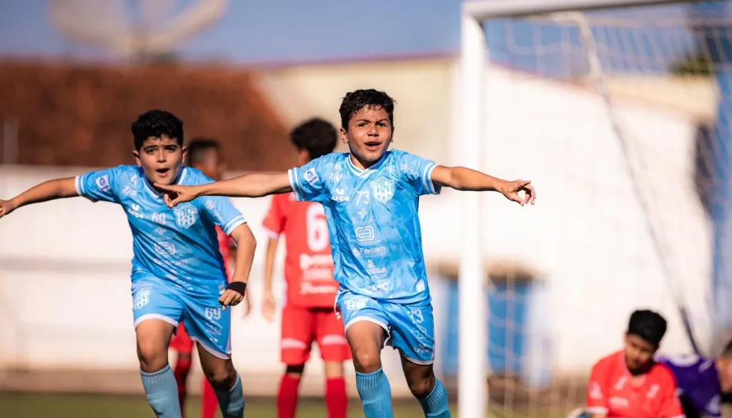 Jogadores das categorias de base do Marília durante partidas do Campeonato Paulista 2026.