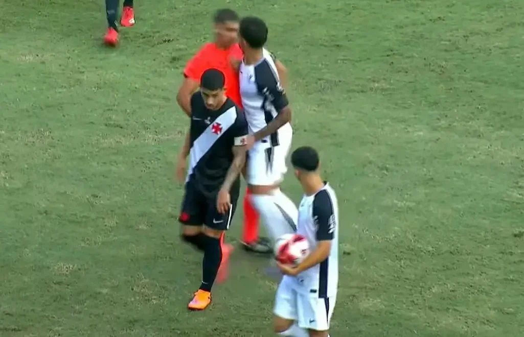 Luiz Gustavo Bahia dá peitada em árbitro após ser expulso em Corinthians x Vasco pelo Brasileirão Sub-20