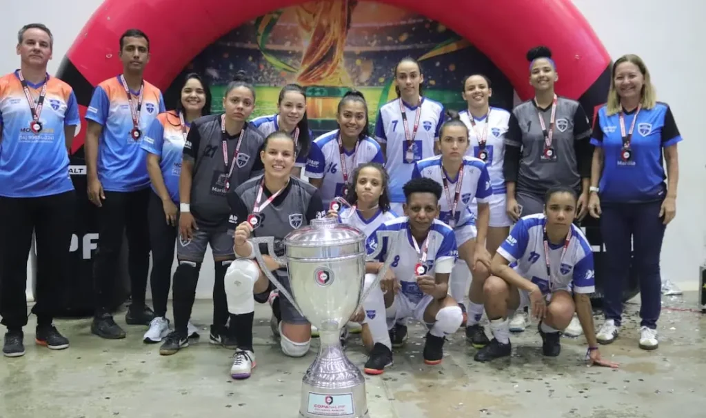 Jogadoras do Futsal Feminino Marília disputam lance durante a final da Copa LPF Mulheres contra a Apefe, em Campinas.