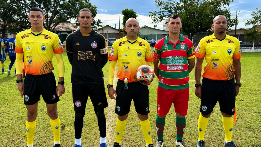 Equipe de arbitragem do Grupo GAIP antes do confronto entre Portuguesa do Morro e Amigos do Dê pela Copa SELJ 1ª Divisão.