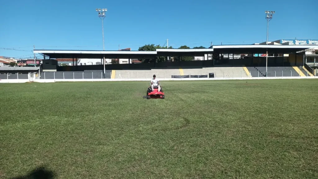 Gramado do Estádio Mineirão passa por manutenção para receber decisões da Copa SELJ de Futebol em Marília. Confira a tabela.