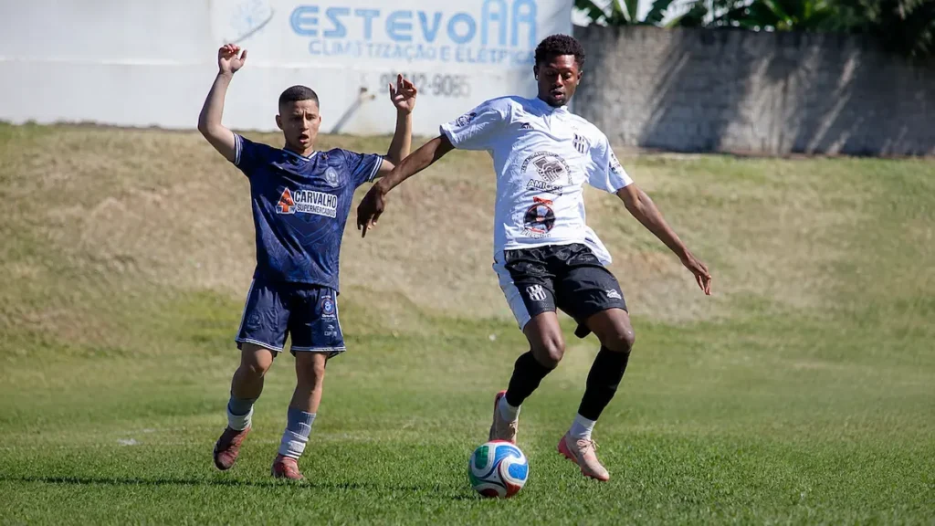 Lance da decisão entre Ponte Preta Ocauçuense e Tangará, que terminou com vitória da Ponte por 1 a 0 na grande final. (Crédito: Rafa Fotos)