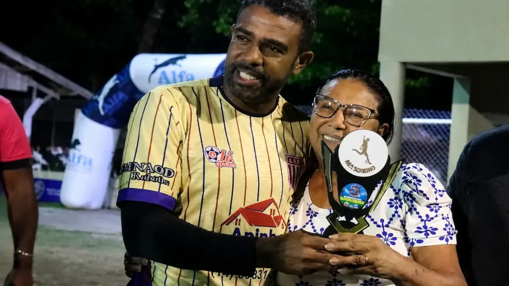 Vice-artilheiro do campeonato, com oito gols, o ex-Palmeiras Osmar Cambalhota recebe o troféu de destaque do Super Master das mãos da mãe. (Foto: Christian Cabrini)