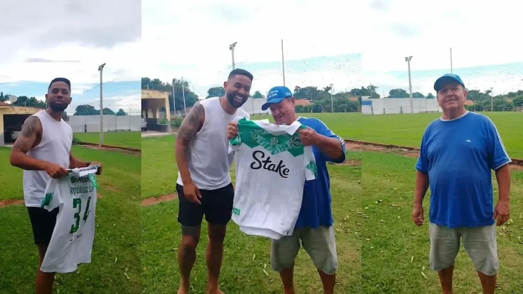 Do campo de Marília à liderança nacional: Rodrigo Sam vive grande fase no Juventude e reencontra Wilson Scioli em gesto de gratidão.
(Foto: Divulgação | Edição Edmais Esporte)