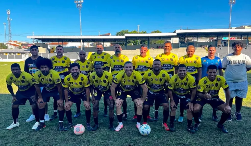 Equipe do Raízes Getulina posa antes da semifinal da Copa SELJ Master. A equipe foi eliminada após a derrota por 4 a 2 para o Ajax Marajó e encerrou a campanha entre as quatro melhores da competição. (Foto: Divulgação/GAIP).