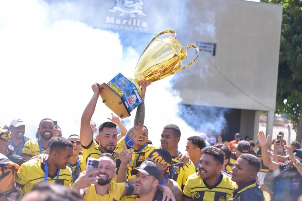 Azaleia ergue a taça e comemora o título da 1ª Divisão do futebol amador de Marília em 2026. (Foto: Murilo Almeida Papassoni).