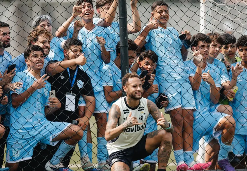 Neymar posa ao lado dos jogadores do Maquinho durante encontro no CT Rei Pelé, neste sábado. (Foto: Douglas Ribeiro)