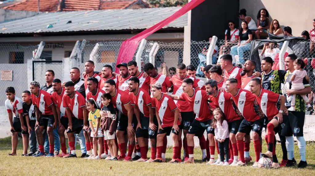 Elenco do 4M Colorado celebra a conquista da Copa SELJ 2ª Divisão após uma campanha impecável, com 100% de aproveitamento, oito vitórias em oito jogos e o título invicto. (Foto: Roberto Melo)
