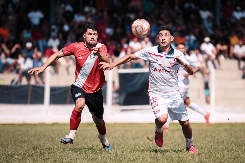 4M Colorado e Altaneira chegaram à final da Copa SELJ 2ª Divisão com 100% de aproveitamento. No Mineirão, jogadores disputam a bola durante a decisão que terminou com a vitória e o título do 4M Colorado. (Foto: Roberto Melo)