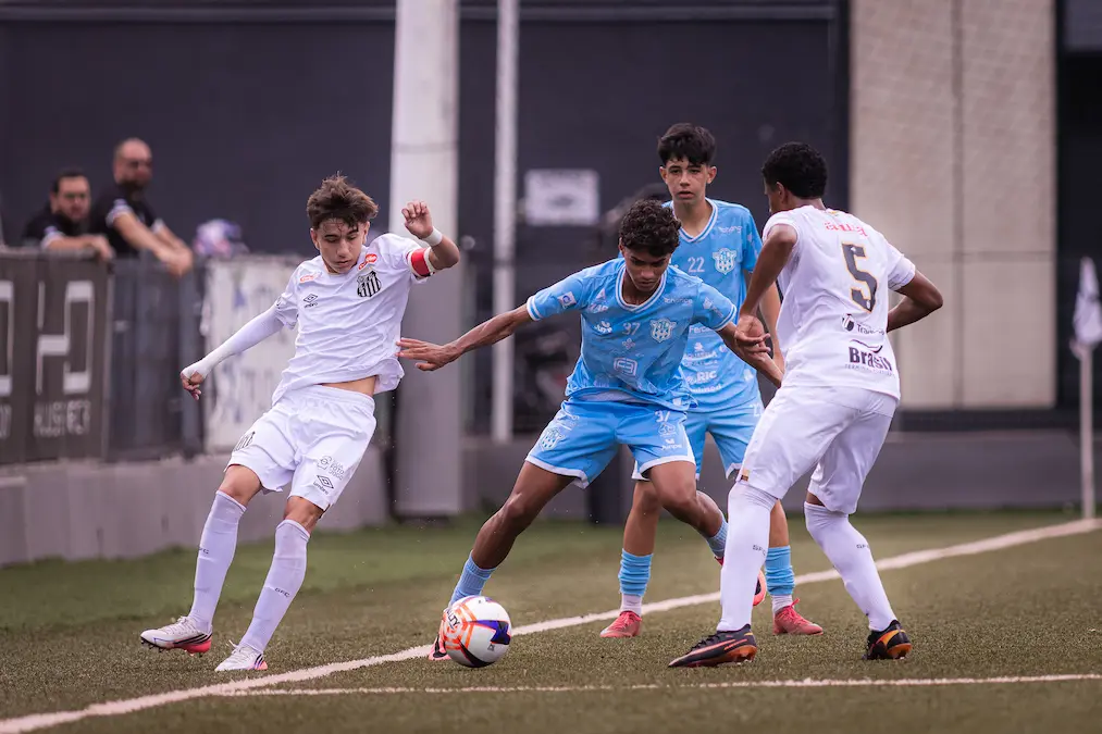 Jogadores de Santos e Marília disputam lance durante confronto pelo Campeonato Paulista Sub-15, no CT Rei Pelé. (Foto: Douglas Ribeiro)