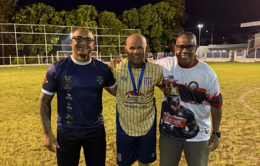 Fabiano Gadelha, artilheiro e craque do campeonato, recebe o troféu das mãos de Ezequiel Pereira e Cristiano Paulo, da Liga dos 20, após o título da Pompeiana. (Foto: Divulgação/Liga dos 20)
