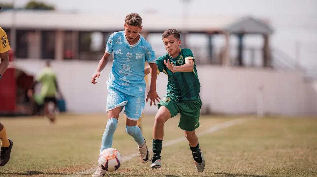 Mesmo vencendo no tempo normal e nos pênaltis, o Maquinho Sub-14 chega à última rodada em situação praticamente irreversível no Paulista e luta por uma improvável classificação. (Foto: Matheus Dahsan).