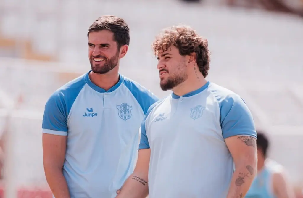 Coordenador da base, Vinícius Fernandes, e o técnico José Henrique Brito alinham estratégias e orientações para o Maquinho durante a disputa do Campeonato Paulista Sub-15. (Foto: Matheus Dahsan)