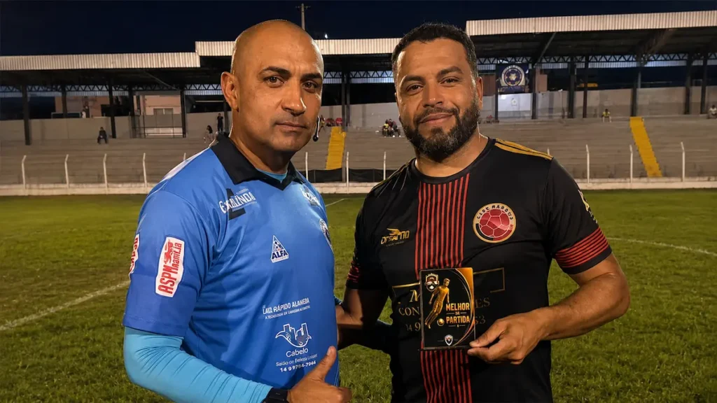 O árbitro Everton Lima, do GAIP (Grupo de Arbitragem do Interior Paulista), posa ao lado de Tiago Mazzo, eleito o Craque do Jogo na vitória do Ajax Marajó sobre o Raízes Getulina, pela semifinal da Copa SELJ Master. (Foto: Divulgação/GAIP).