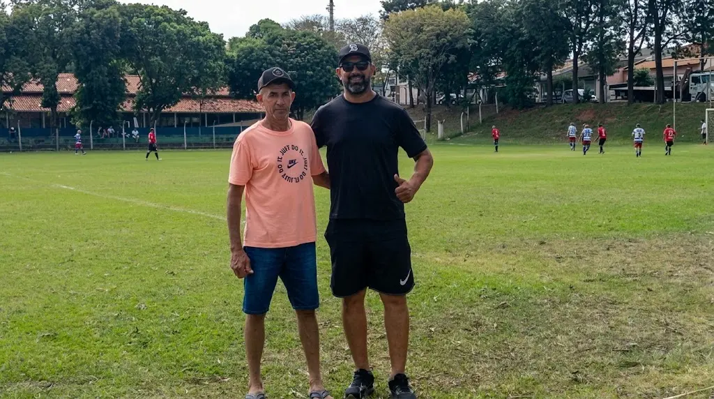 Carlos Roberto Kuka ao lado de Anderson Tiburcio, ex-jogador do Mogi Mirim que também atuou no futebol turco, durante a Copa Sênior da Zona Norte.
