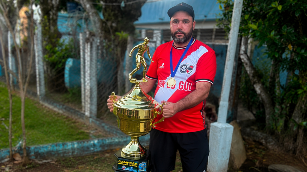 Presidente do 4M Colorado, Paulo César Passarello Marrele exibe a taça após a conquista histórica da Copa SELJ 2ª Divisão, encerrando a campanha com 100% de aproveitamento. (Foto: Divulgação)
