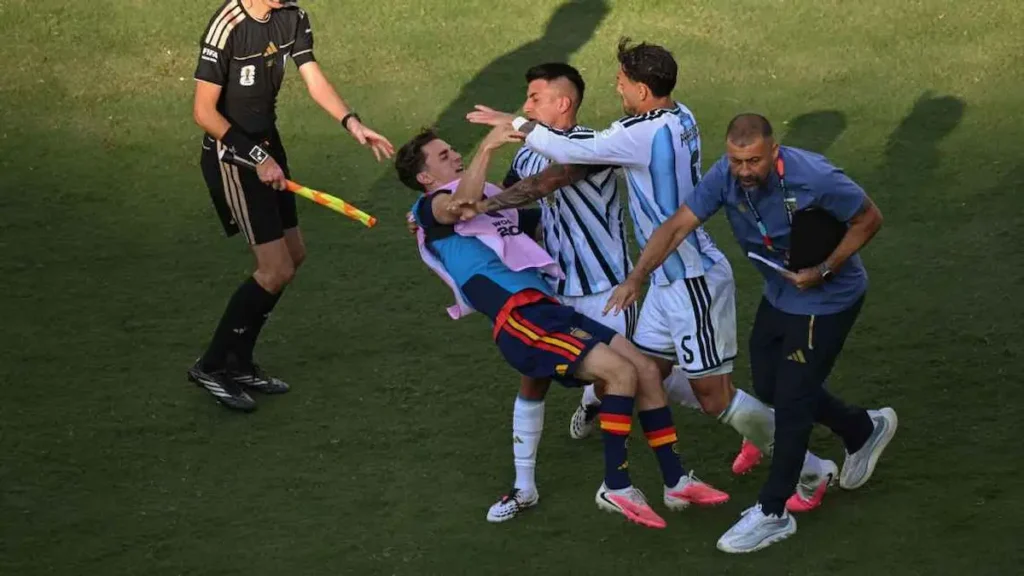 Fifa pune Paredes com 10 jogos após confusão na final. Argentina também recebe multa de US$ 321 mil e restrição de público.