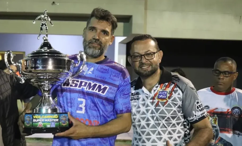 Capitão da ASPM recebe o troféu de vice-campeão ao lado do presidente Joel Rocha, após a decisão do Super Master. (Foto: Christian Cabrini)