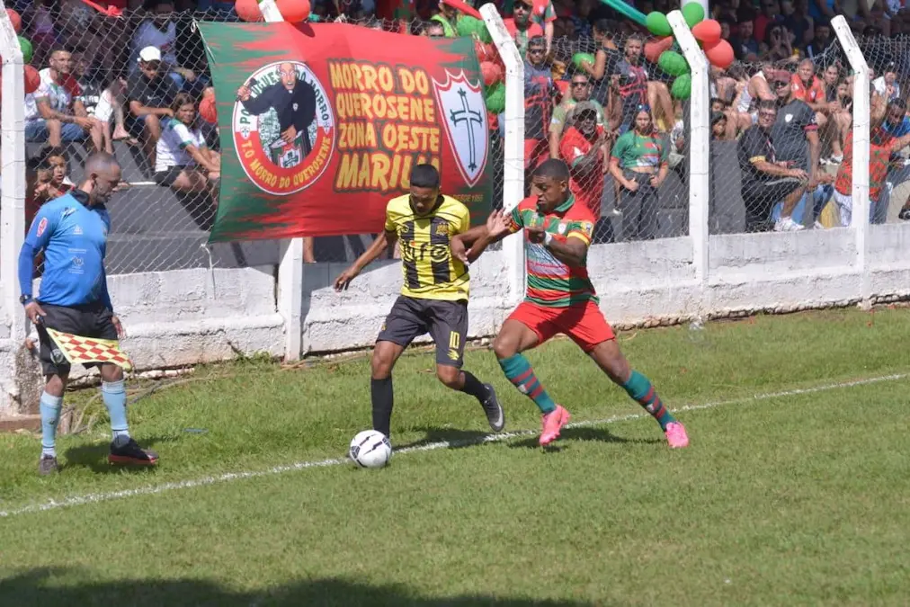 Azaleia campeão, Diego Carvalho enfrenta a marcação da Portuguesa do Morro na decisão da 1ª Divisão da Copa SELJ. (Foto: Murilo Almeida Papassoni).