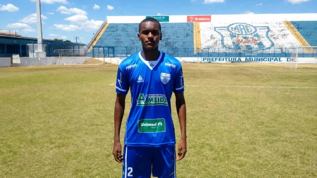 Matheus Alexandre durante passagem pelo Atlético Marília (Stadium BR), em 2016, no jogo de ida das quartas de final da Taça Paulista Sub-18, competição promovida pela Liga de Futebol Paulista (LFP), etapa importante na formação do lateral mariliense. (Foto: Divulgação)