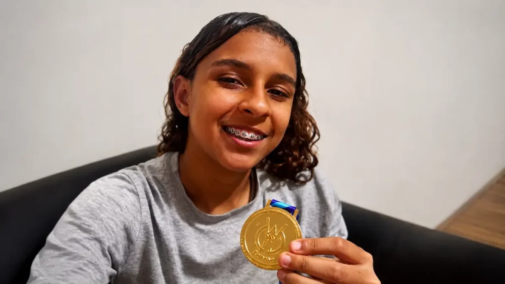 Nandyala Nogueira Bousse recebe a medalha de campeã brasileira Sub-17 pela Ferroviária. (Foto: Divulgação | Edição: Edmais Esporte)