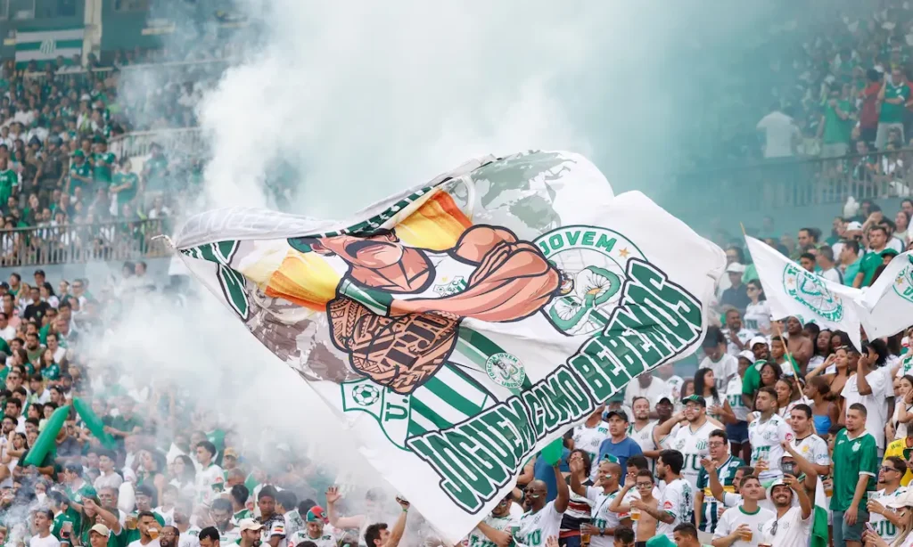 Uberlândia empata em 1 a 1 com o ASA no Parque do Sabiá perante 36,5 mil torcedores e conquista o título inédito do Brasileirão Série D 2026. Acesse e confira.
