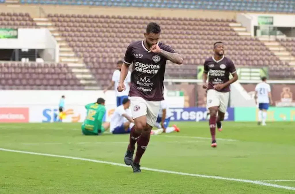 Jogadores da Ferroviária comemoram gol da vitória sobre o Paysandu na Fonte Luminosa pela Série C 2026.