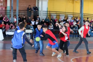Programa SP Olímpico em Marília entrega uniformes e bolas de handebol a 45 alunos e fortalece a prática esportiva no contraturno.