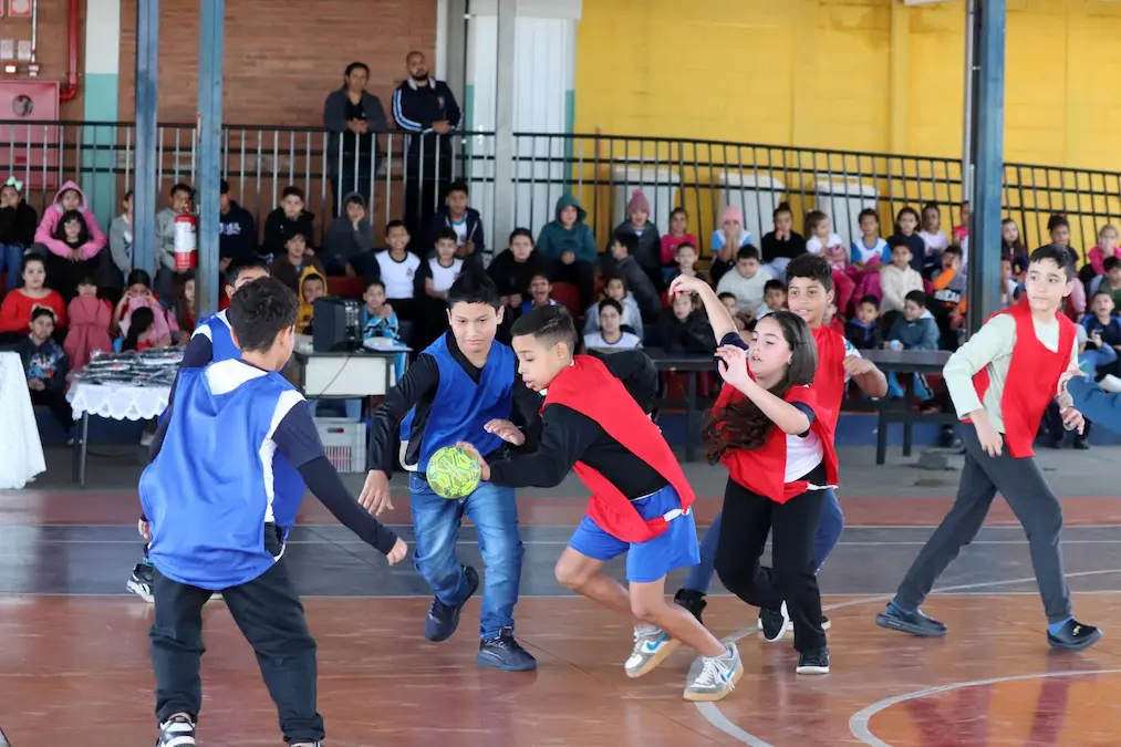Programa SP Olímpico em Marília entrega uniformes e bolas de handebol a 45 alunos e fortalece a prática esportiva no contraturno.