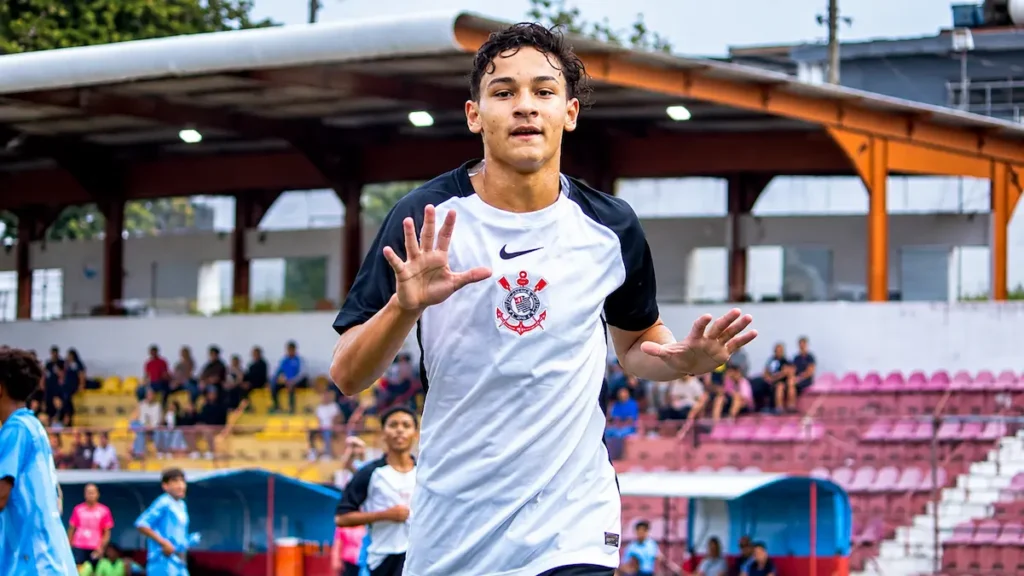 Iluminado! Mariliense Luiz Felipe "Cavani" marca dois em goleada do Corinthians e cola na artilharia do Paulista Sub-13; veja os números incríveis.