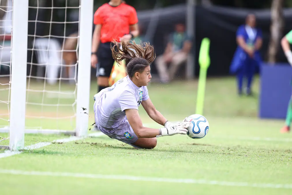 Brasil encerra campanhas femininas de base: Sub-20 perde para Espanha no Mundial e Sub-15 vence Argentina nos pênaltis.
