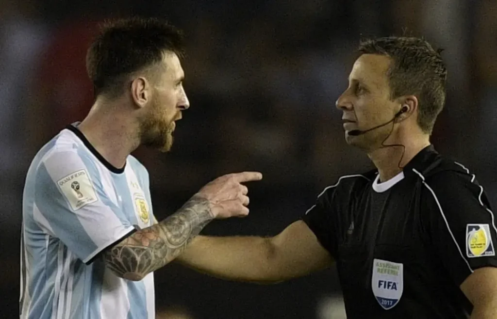O mariliense Emerson Augusto de Carvalho conversa com Messi durante as Eliminatórias para a Copa do Mundo de 2018. (Foto: Juan Mabromata/AFP)