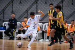 Atletas do SELJ/MAC Futsal em quadra disputando a partida contra o Botucatu Futsal pela Liga Paulista em Marília.