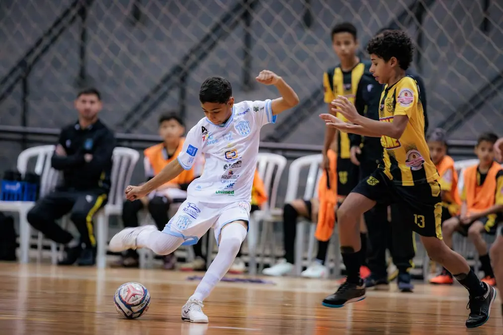 Atletas do SELJ/MAC Futsal em quadra disputando a partida contra o Botucatu Futsal pela Liga Paulista em Marília.
