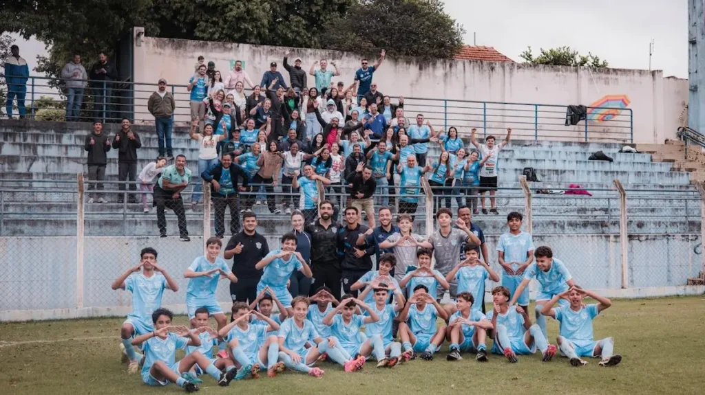 Atletas do Marília comemoram a conquista do ponto extra nos pênaltis contra o Noroeste pelo Campeonato Paulista Sub-13 em Iacanga.