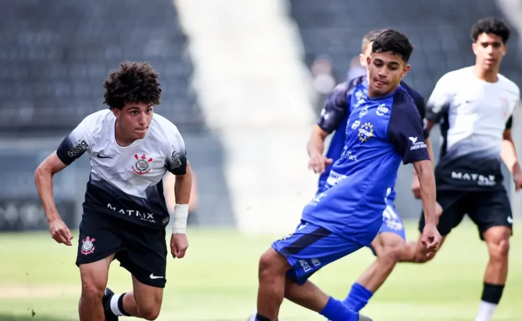 Jogadores do São José comemorando gol da vitória contra o Corinthians no Estádio Martins Pereira pelo Paulista Sub-17.