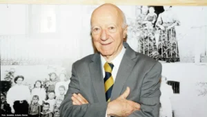 Claudio Carsughi morre aos 93 anos em São Paulo após infecção respiratória. FPF lamenta morte do jornalista, referência no futebol e automobilismo.